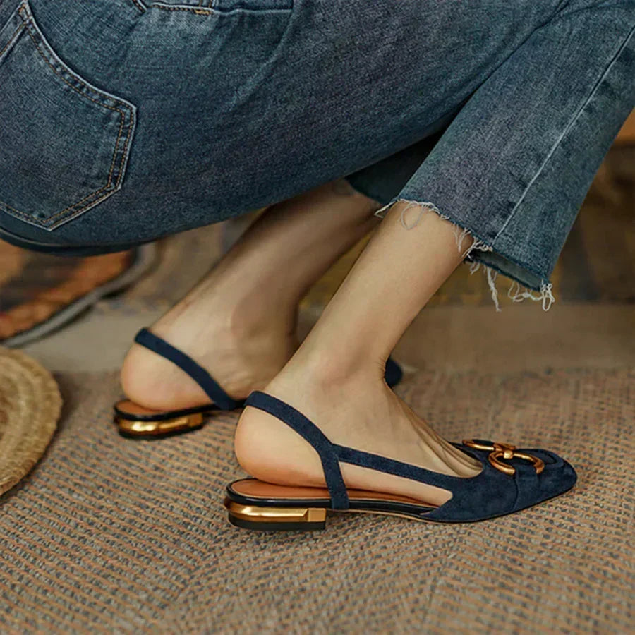 Dam skor modell slingback loafers visade i helfigur för vardagsmode