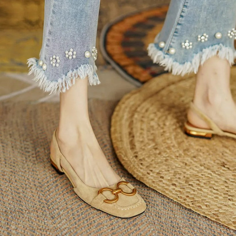 Sula och klackdetalj på eleganta dam slingbacks med blockklack