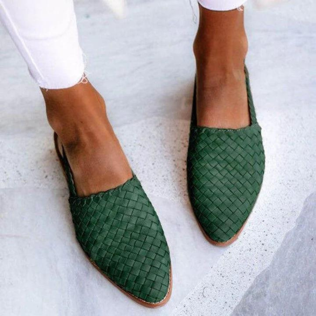 Gröna eleganta flätade mules med stängd tå från vinkel
