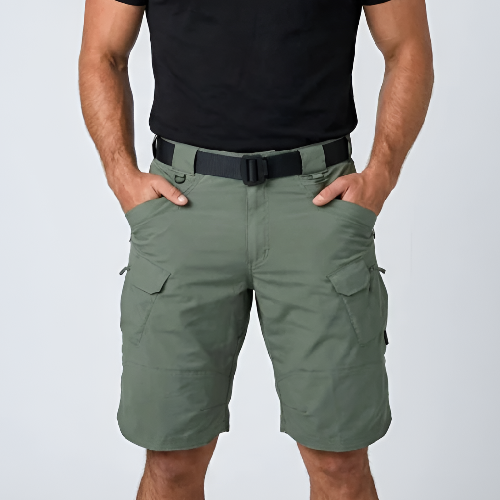 Modell i gröna cargo shorts med svart bälte