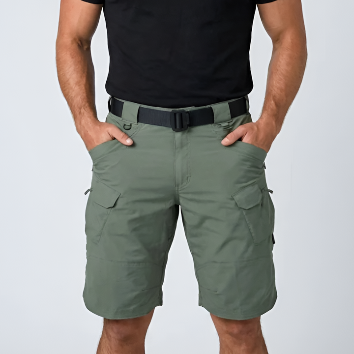 Modell i gröna cargo shorts med svart bälte