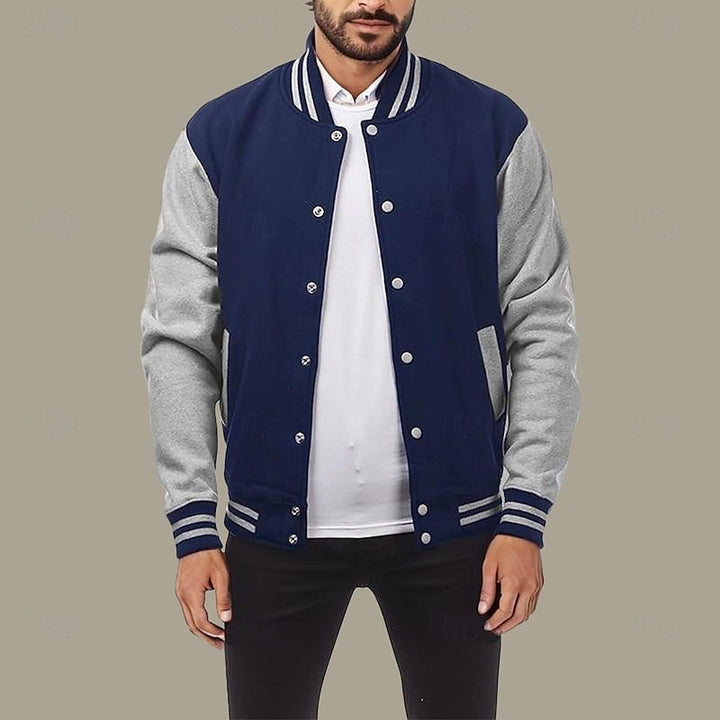 Modern ytterkläder för herrmode i form av en tidlös varsityjacka