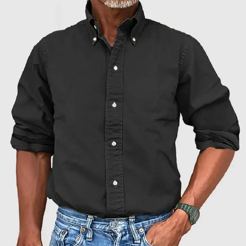 Man i svart klassisk långärmad skjorta med button-down-krage
