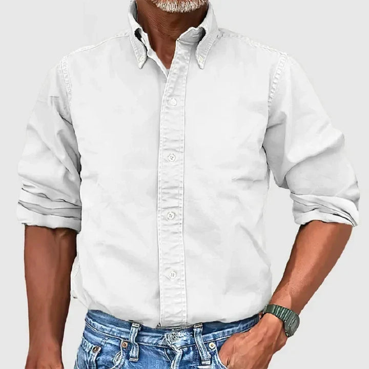 Man i vit klassisk långärmad skjorta matchad med jeans