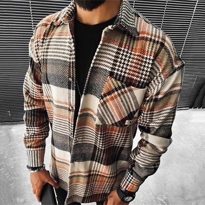 Man i rutigt overshirt i färg khaki