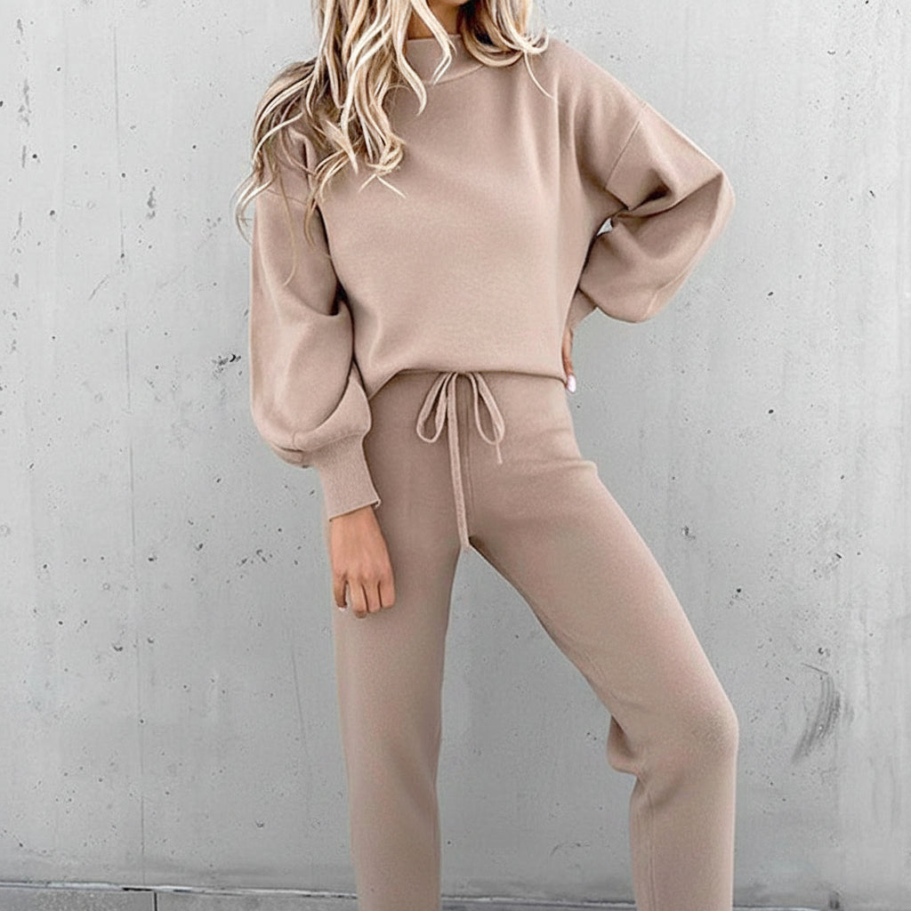 Detaljbild på mock-neck krage och mjukt material på sweatshirt från loungewear set