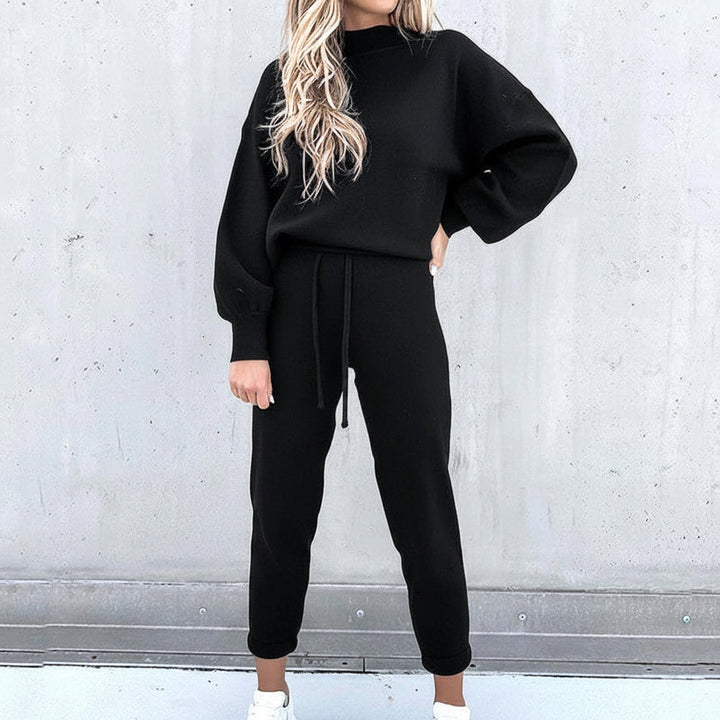 Dam i svart mock-neck sweatshirt och jogger set