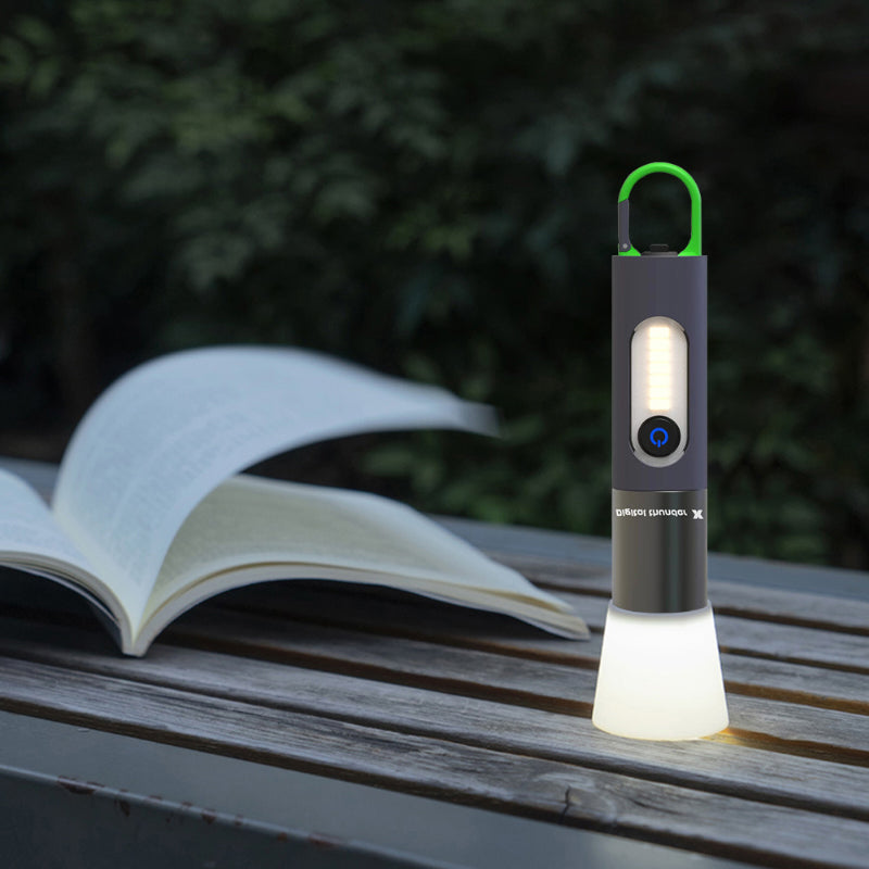 "Zoombar LED-ficklampa, kompakt design i silver, USB-C-laddning, fyra ljuslägen för utomhusäventyr, IP55-skydd."