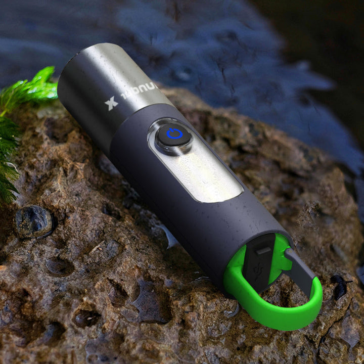 "Zoombar LED-ficklampa, kompakt design i silver, USB-C-laddning, fyra ljuslägen för utomhusäventyr, IP55-skydd."