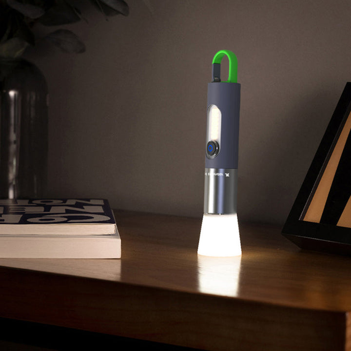 "Zoombar LED-ficklampa, kompakt design i silver, USB-C-laddning, fyra ljuslägen för utomhusäventyr, IP55-skydd."