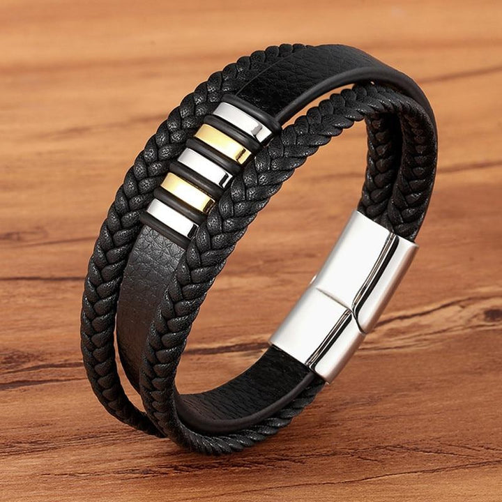 Flätat armband i herr-modell som visar den unika texturen