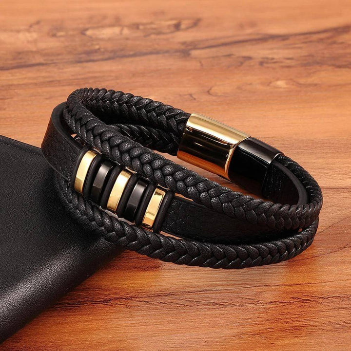 Snyggt armband för herrar uppställt på neutral bakgrund