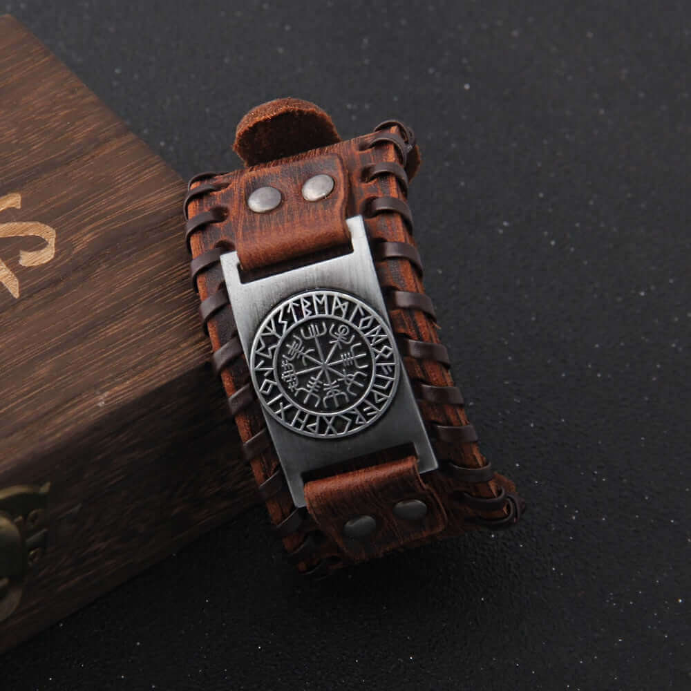 Stiligt vikingarmband för män
