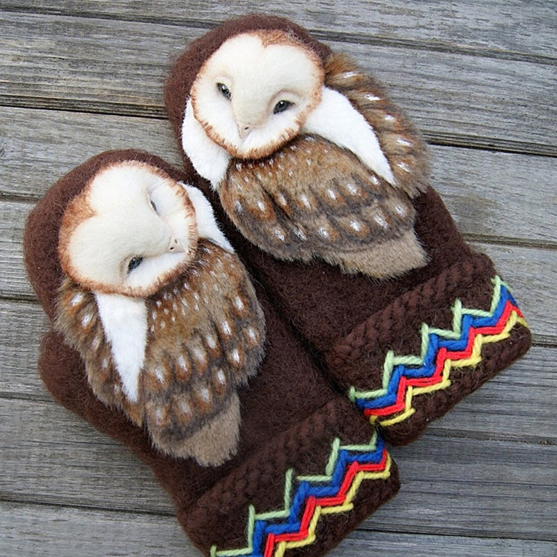 Handstickade vantar med ugglor