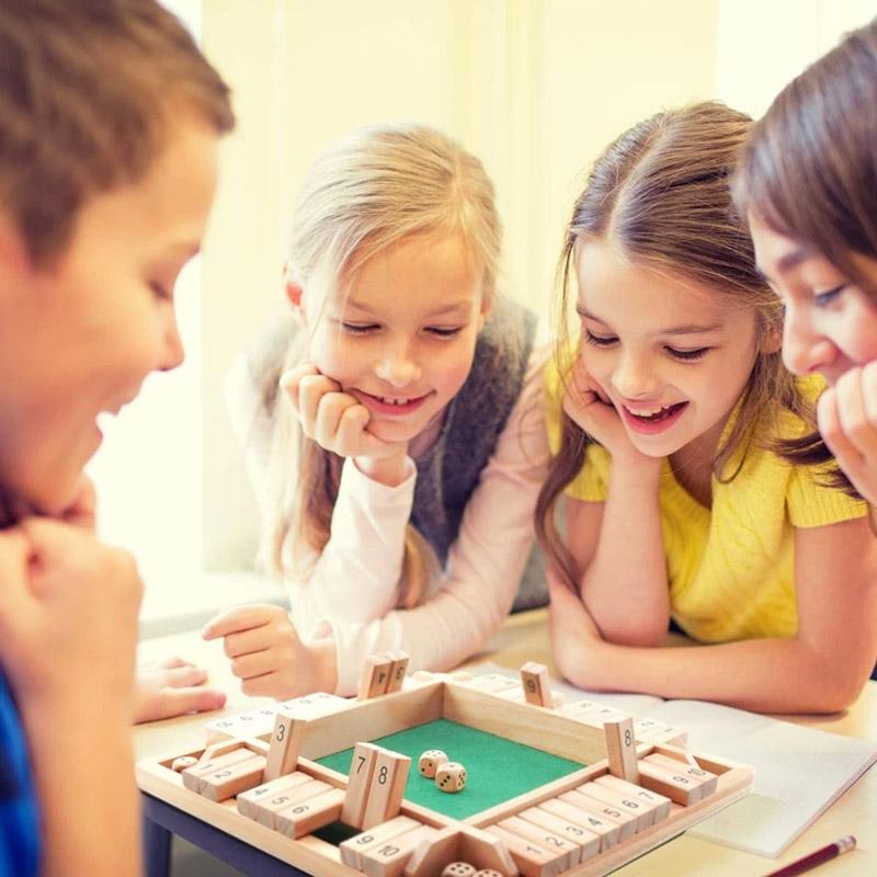 Brädspel i trä för barn och familj