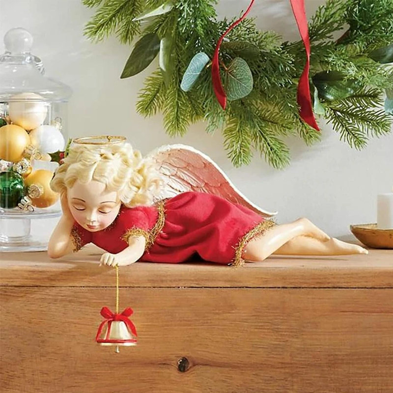 Julängel med trumpet som håller en gyllene trumpet