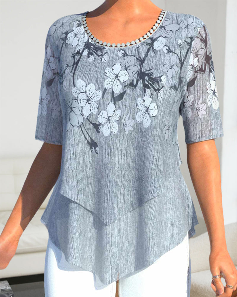 Blus med rund hals i blommönster med kort ärm