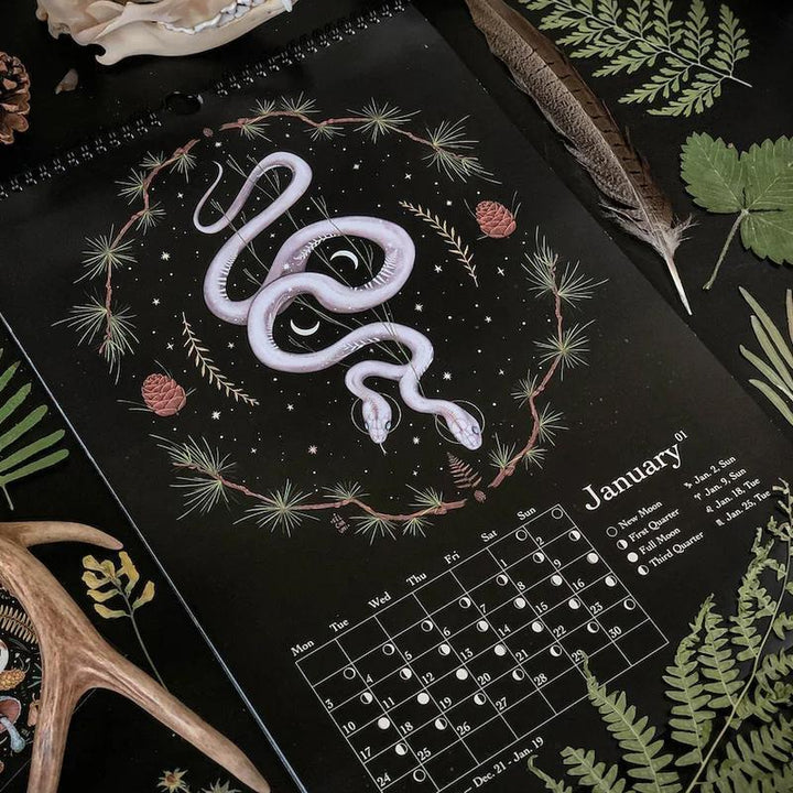 Mörk Skog Månkalender 2023 - Dekorativ Väggkalender